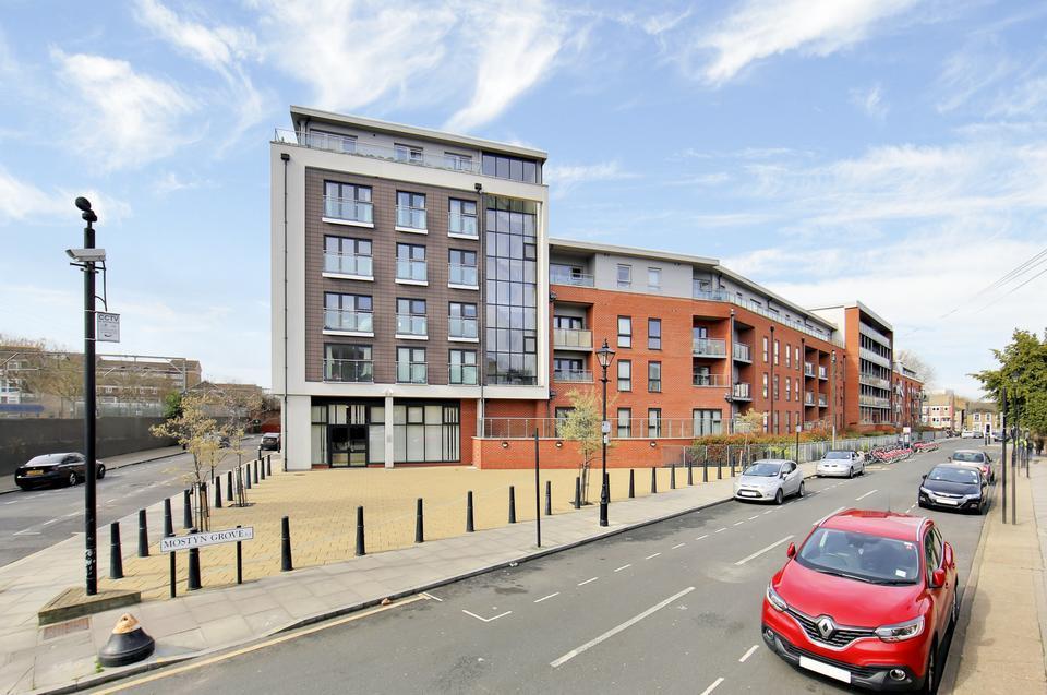 2 Bedroom Apartment For Sale in Windsor Court, Mostyn Grove, Bow